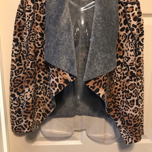 Reversible fleece jacket...Grey and leopard print - Picture 2 of 3